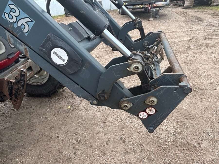 2016 Valtra A93 Tractor with front loader - Image 40