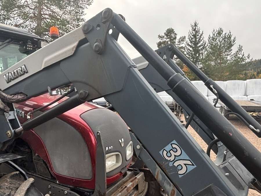 2016 Valtra A93 Tractor with front loader - Image 41