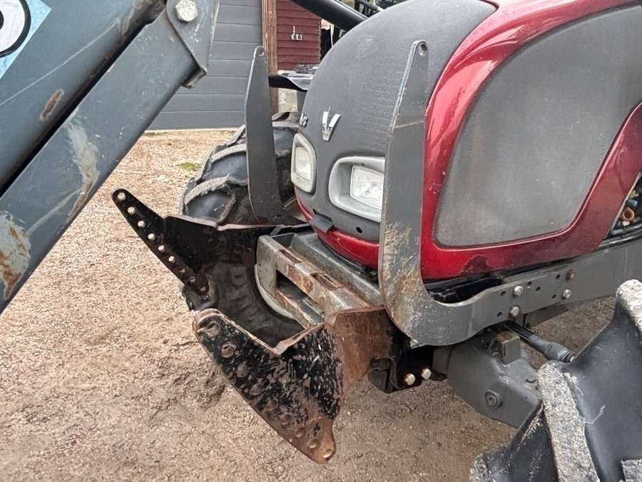 2016 Valtra A93 Tractor with front loader - Image 47