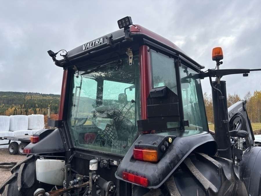 2016 Valtra A93 Tractor with front loader - Image 4