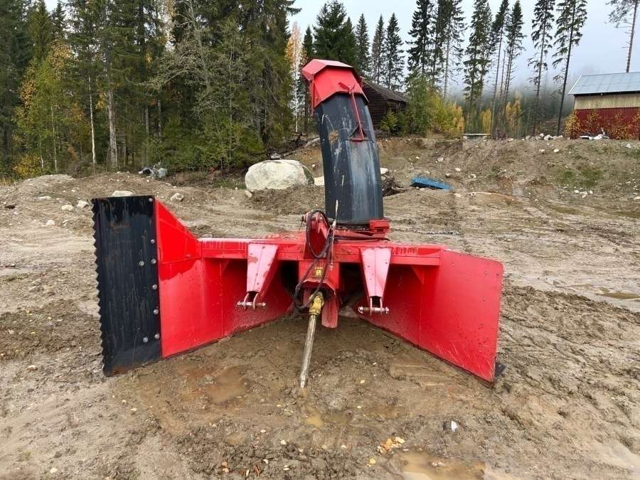 2005 Valtra C130 with snow thrower Tractor - Image 55