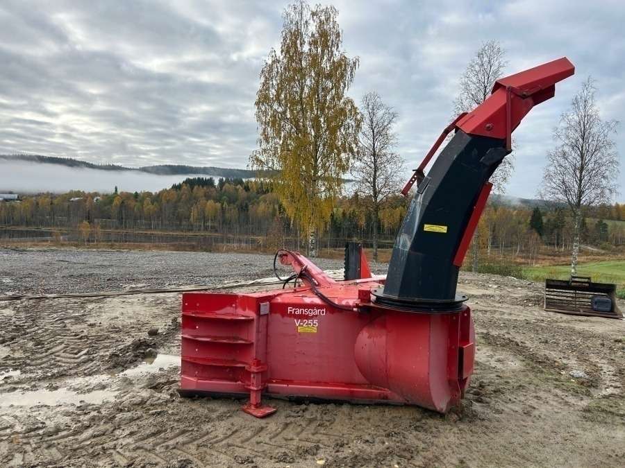 2005 Valtra C130 with snow thrower Tractor - Image 59