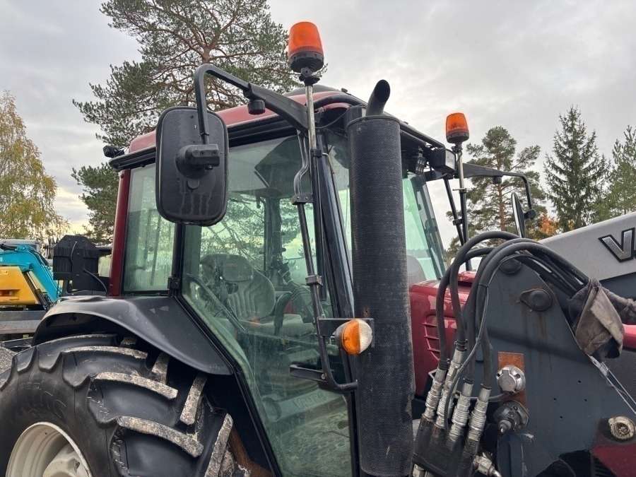 2016 Valtra A93 Tractor with front loader - Image 5
