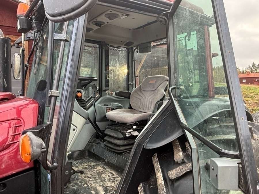 2016 Valtra A93 Tractor with front loader - Image 6