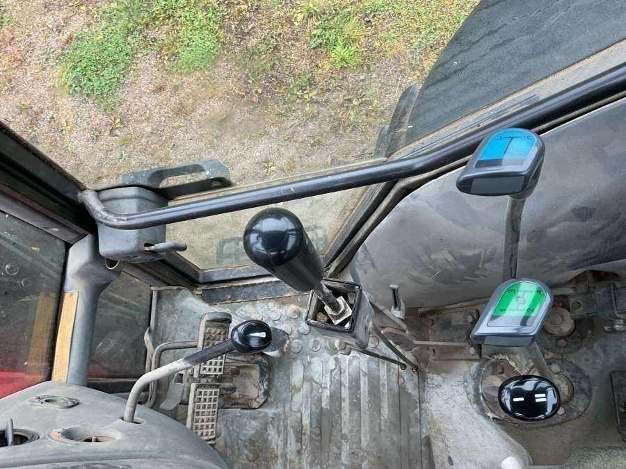 1998 Valtra Valmet 800 Four-Wheel Drive Tractor - Image 8