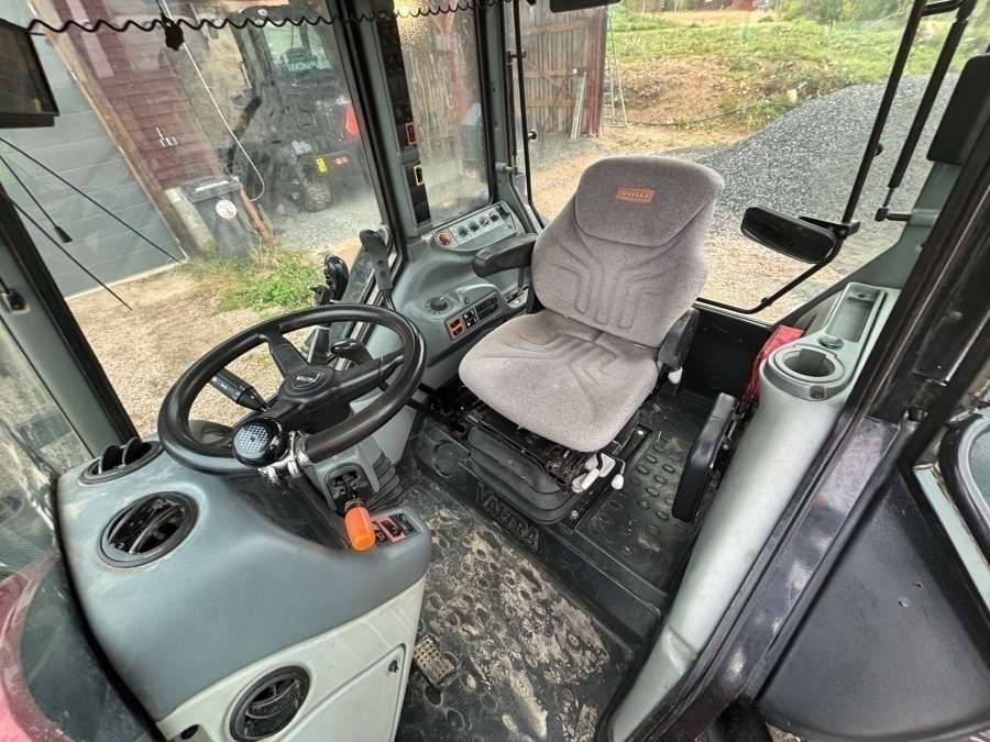 2016 Valtra A93 Tractor with front loader - Image 7