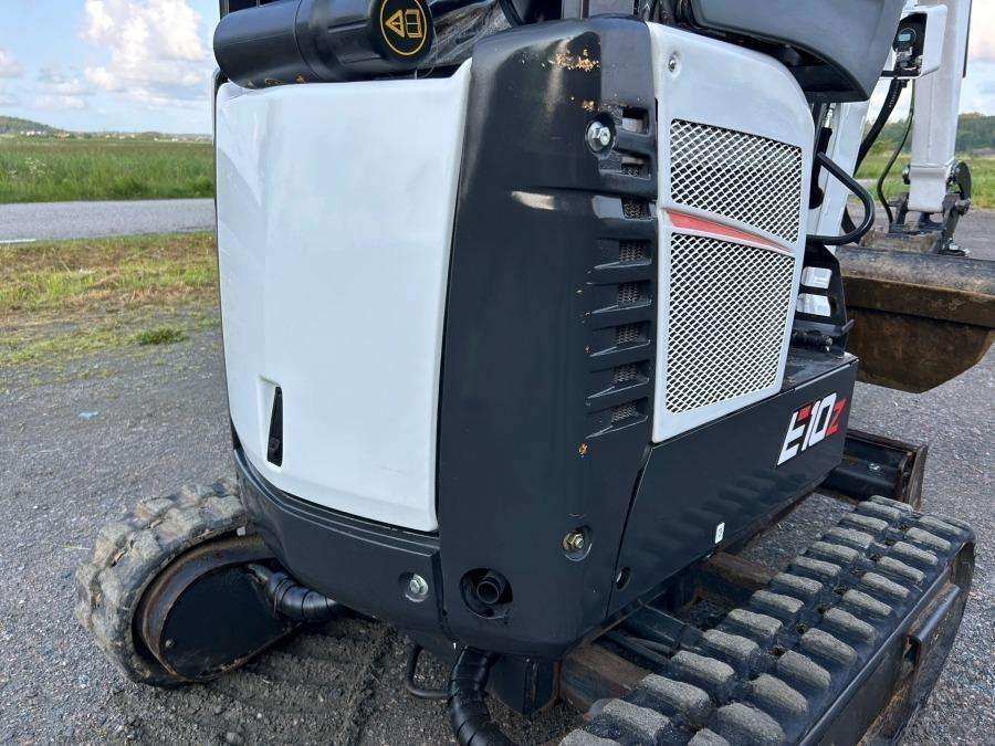 2022 Bobcat E10Z Excavator with trailer and 4 attachments - Image 9