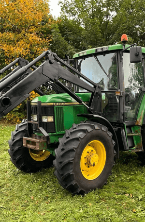 1992 John Deere 6200 Four-wheel drive farm tractor with front loader