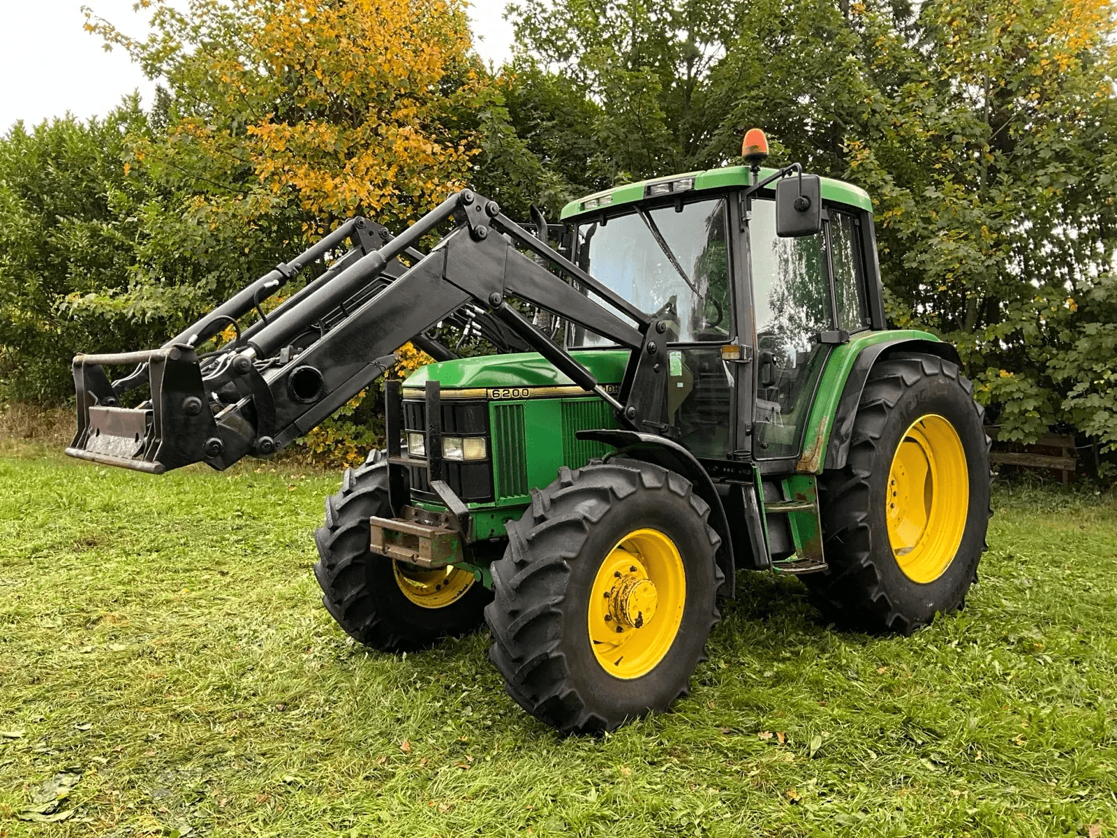 1992 John Deere 6200 Four-wheel drive farm tractor with front loader